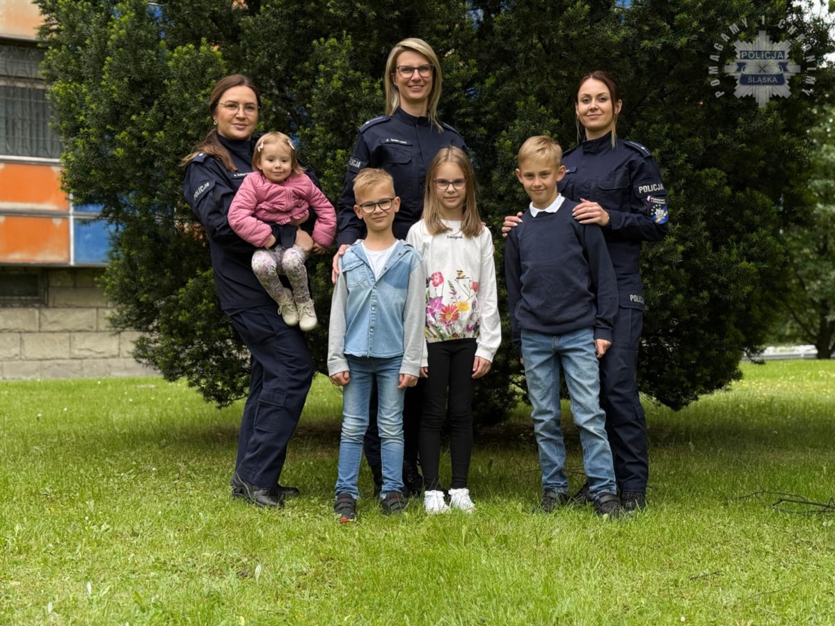 Zdjęcie grupowe policjantek z dziećmi.