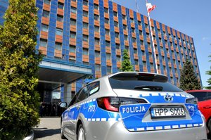 Przekazanie nowych radiowozów, które zasilą flotę śląskiej policji, w tle KWP w Katowicach.