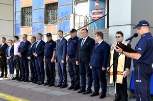 Uroczyste przekazanie aż 54 nowych radiowozów, które zasilą flotę śląskiej policji. Policjant prowadzący uroczystość.
