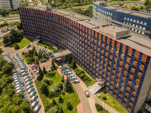 Przekazanie nowych radiowozów, które zasilą flotę śląskiej policji - widok z lotu ptaka.