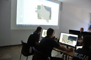 W ramach nowatorskegpo w skali kraju projekt „Cyfrowe Obserwatorium Bezpieczeństwa województwa śląskiego – śląska policja bliżej społeczeństwa”, policjanci uczą się obsługi nowego sprzętu.