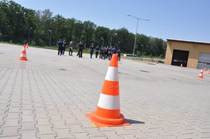 Uczestnicy zapoznają się z torem dla samochodu