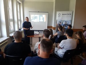 Zdjęcie przedstawiające osoby zainteresowane pracą w policji.