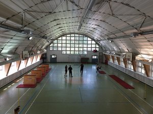 Zdjęcie kolorowe. Przedstawiające tor przeszkód.