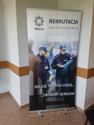 Zdjęcie kolorowe. Przedstawiające plakat mówiący o rekrutacji.