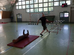 Zdjęcie kolorowe. Przedstawiające tor przeszkód.