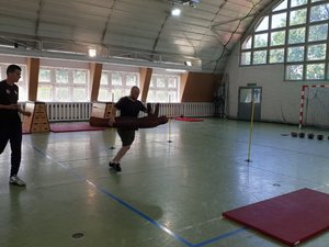Zdjęcie kolorowe. Przedstawiające osobę która biegnie torem przeszkód.