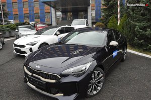 Samochód Kia Stinger ustawiony przed KWP w Katowicach
