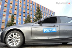 Samochód BMW ustawiony przed KWP w Katowicach