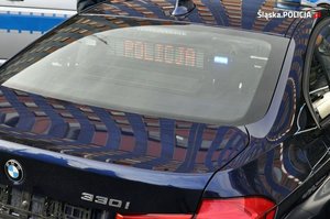 Samochód BMW ustawiony przed KWP w Katowicach