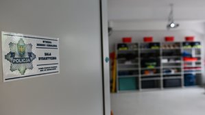 Zdjęcie kolorowe, przedstawiające wejście do sali dydaktycznej.