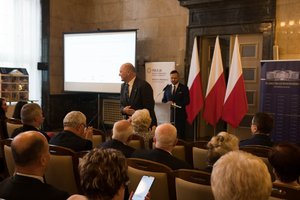 Zdjęcie kolorowe. Przedstawia uczestników konferencji, oraz wicewojewodę śląskiego Jana Chrząszcza.