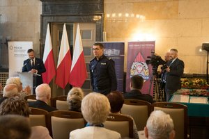 Zdjęcie kolorowe. Przedstawia uczestników konferencji oraz insp. Romana Rabsztyna, Pierwszego Zastępce Komendanta Wojewódzkiego Policji w Katowicach.