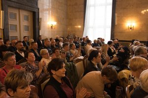 Zdjęcie kolorowe. Przedstawia uczestników konferencji.