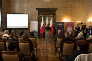 Zdjęcie kolorowe. Na zdjęciu uczestnicy konferencji oraz nadbryg. Jacek Kleszczewski, Komendant Wojewódzki Państwowej Straży Pożarnej w Katowicach