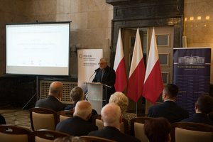 Zdjęcie kolorowe. Na zdjęciu widać uczestników konferencji oraz prowadzącego wykład ks. dr Krzysztofa Bąk.