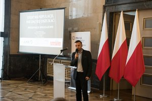 Zdjęcie kolorowe. Wykład ekspercki prowadzi  Łukasz Salwarowski, Stowarzyszenie MANKO – Głos Seniora.