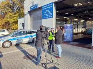 Na zdjęciu policjantka udziela wywiadu stacji telewizyjnej w czasie akcji Twoje Światła - Nasze Bezpieczeństwo.