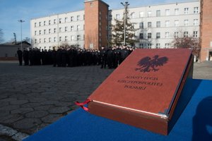 Zdjęcie kolorowe, przedstawiające Konstytucję Rzeczypospolitej Polskiej.