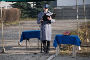 Zdjęcie kolorowe, przedstawiające lektora ceremonii ślubowania.