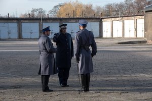 Zdjęcie kolorowe, przedstawiające składanie meldunku Panu Komendantowi