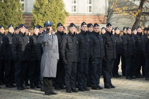 Zdjęcie kolorowe, przedstawiające nowo przyjętych policjantów podczas ślubowania.