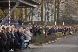 Zdjęcie kolorowe, przedstawiające przybyłych gości na ślubowanie.