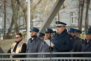 Zdjęcie kolorowe, przedstawiające Pana Komendanta Wojewódzkiego Policji w Katowicach podczas przemówienia.