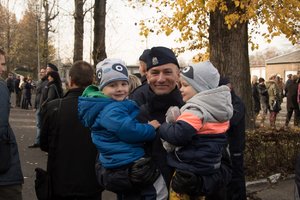 Zdjęcie kolorowe, przedstawiające przybyłych gości na ślubowanie.