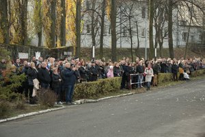 Zdjęcie kolorowe, przedstawiające przybyłych gości na ślubowanie.