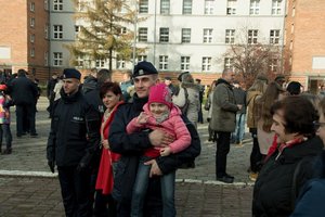 Zdjęcie kolorowe, przedstawiające przybyłych gości na ślubowanie.