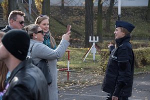 Zdjęcie kolorowe, przedstawiające przybyłych gości na ślubowanie.