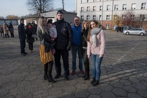 Zdjęcie kolorowe, przedstawiające przybyłych gości na ślubowanie.