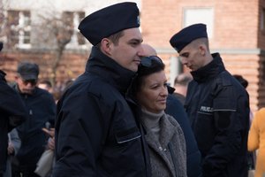 Zdjęcie kolorowe, przedstawiające przybyłych gości na ślubowanie.