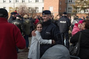 Zdjęcie kolorowe, przedstawiające przybyłych gości na ślubowanie.