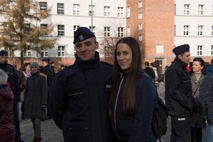 Zdjęcie kolorowe, przedstawiające przybyłych gości na ślubowanie.
