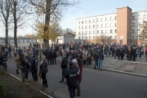 Zdjęcie kolorowe, przedstawiające przybyłych gości na ślubowanie.