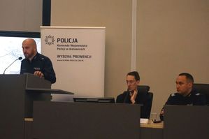 Na zdjęciu prowadzący konferencję