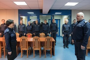 Zdjęcie kolorowe. Rozpoczęcie uroczystości. Widoczni policjanci, w tym Komendant Wojewódzki Policji w Katowicach nadinsp. dr Krzysztof Justyński