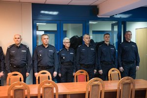 Zdjęcie kolorowe. Widoczni policjanci uczestniczący w uroczystości