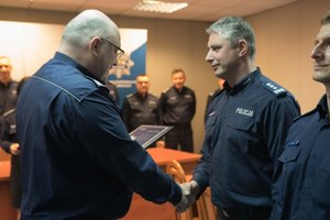 Zdjęcie kolorowe. Komendant Wojewódzki Policji w Katowicach nadinsp. dr Krzysztof Justyński wraz ze swoim Zastępcą żegna kończących służbę oficerów