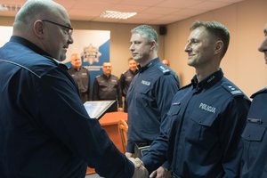Zdjęcie kolorowe. Komendant Wojewódzki Policji w Katowicach nadinsp. dr Krzysztof Justyński wraz ze swoim Zastępcą żegna kończących służbę oficerów
