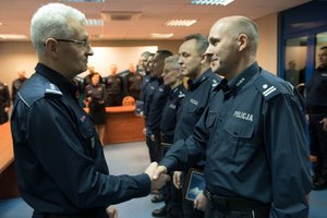 Zdjęcie kolorowe. Komendant Wojewódzki Policji w Katowicach nadinsp. dr Krzysztof Justyński wraz ze swoim Zastępcą żegna kończących służbę oficerów