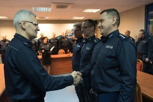 Zdjęcie kolorowe. Komendant Wojewódzki Policji w Katowicach nadinsp. dr Krzysztof Justyński wręcza policjantowi rozkaz o powierzeniu pełnienia obowiązków służbowych