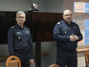 Zdjęcie kolorowe. Głos zabiera Komendant Wojewódzki Policji w Katowicach nadinsp. dr Krzysztof Justyński. Po lewej stronie Zastępca Komendanta Wojewódzkiego insp. Mariusz Krzystyniak