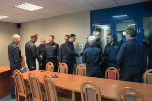 Zdjęcie kolorowe. Widoczni policjanci biorący udział w uroczystości