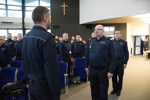 Zdjęcie kolorowe. Rozpoczęcie konferencji. Widoczny Komendant Wojewódzki Policji w Katowicach nadinsp. dr Krzysztof Justyński