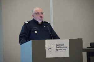 Zdjęcie kolorowe. Rozpoczęcie konferencji. Widoczny Komendant Wojewódzki Policji w Katowicach nadinsp. dr Krzysztof Justyński