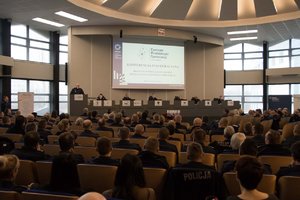 Zdjęcie kolorowe. Widoczni uczestnicy konferencji