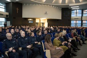 Zdjęcie kolorowe. Widoczni uczestnicy konferencji